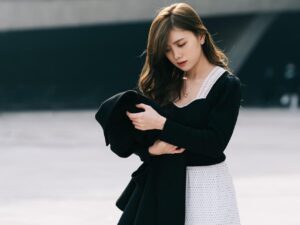 【顔タイプ診断】フェミニン顔の特徴を知って垢抜けよう！似合う髪型やメイク術を紹介