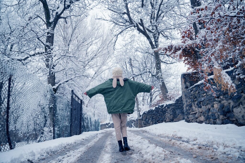 ブルベ冬に似合う色を取り入れて、自分にピッタリなメイクやファッションを楽しもう！